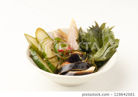 用肉湯醃製的夏季蔬菜 用肉湯醃製的夏季蔬菜 128642081