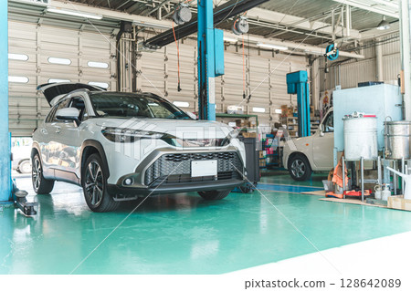 汽車修理廠/維修站的汽車 汽車修理廠/維修站的汽車 128642089