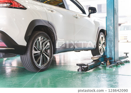 汽車修理廠/維修站的汽車 汽車修理廠/維修站的汽車 128642090