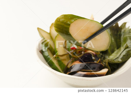 用清湯醃製的夏季蔬菜。用筷子夾起醃菜 128642145