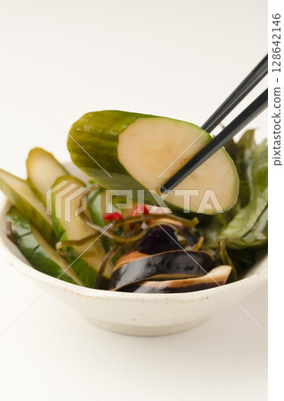 用清湯醃製的夏季蔬菜。用筷子夾起醃菜 128642146