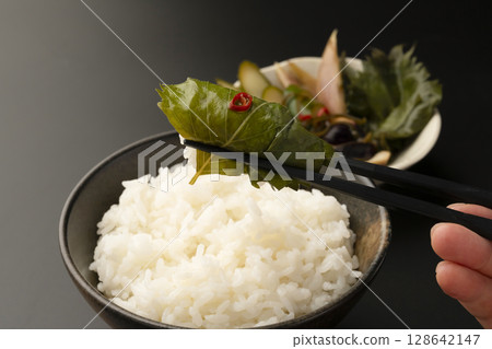 Lightly pickled summer vegetables marinated in broth. Pick up the pickles with chopsticks Lightly pickled summer vegetables marinated in broth. Pick up the pickles with chopsticks 128642147