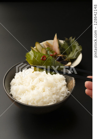 Lightly pickled summer vegetables marinated in broth. Pick up the pickles with chopsticks 128642148