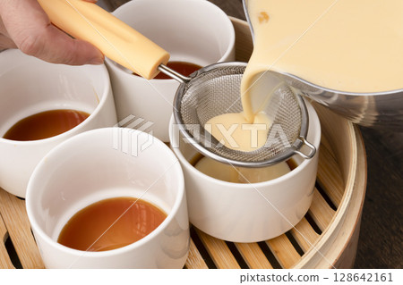 蒸籠蒸布丁 蒸布丁 將蛋混合物以茶濾過濾，然後倒入模具中 128642161