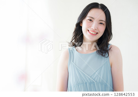 一位可愛的女子在電腦前看著鏡頭 春夏 128642553