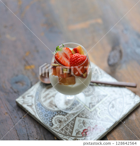 草莓和獼猴桃旋轉 128642564