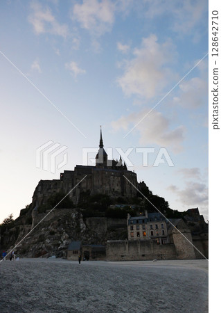 夕陽下的聖米歇爾山和灘塗 夕陽下的聖米歇爾山和灘塗 128642710