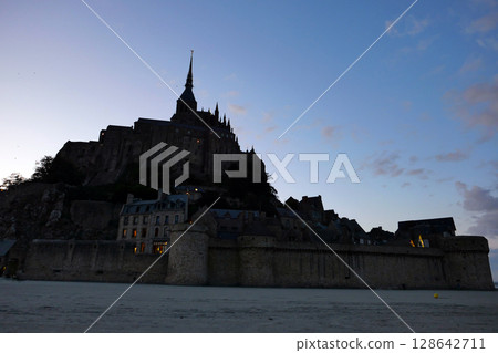 夕陽下的聖米歇爾山和灘塗 128642711