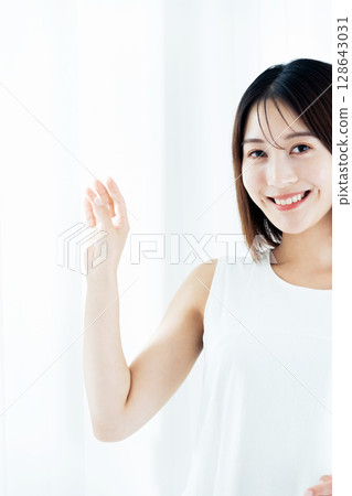 一個女人站在窗邊 128643031