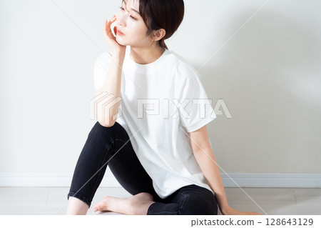 坐在地板上的年輕女子的肖像 128643129
