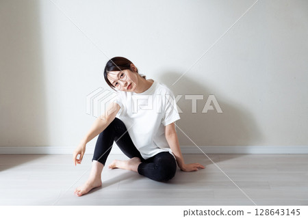 坐在地板上的年輕女子的肖像 128643145