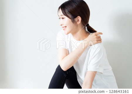 坐在地板上的年輕女子的肖像 128643161
