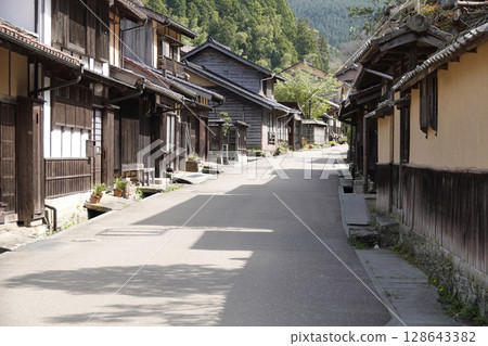 Nostalgic old houses and beautiful greenery in the Iwami Ginzan Town District 128643382