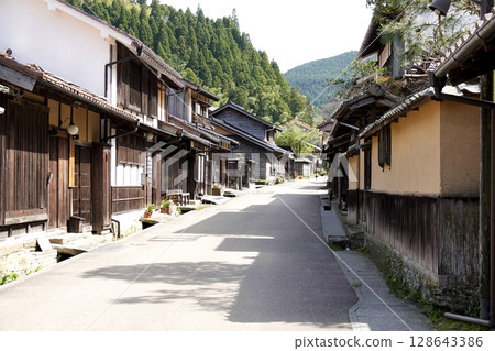 石見銀山町區的懷舊老房子和鬱鬱蔥蔥的山脈 128643386