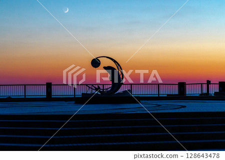 [北海道_稚內_諾沙布岬] 日落諾沙布 新月與海豚 7月 128643478