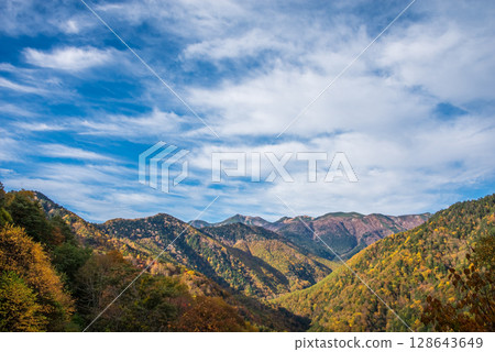 從上高地乘鞍超級森林道路望去,乘著鞍山方向的紅葉 從上高地乘鞍超級森林道路望去,乘著鞍山方向的紅葉 128643649