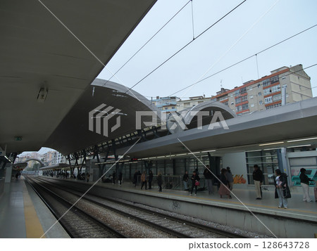五月清晨，從里斯本開往葡萄牙辛特拉的火車 128643728