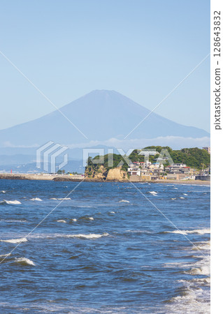 Mt. Fuji and the sea in summer as seen from Shichirigahama, Shonan 128643832