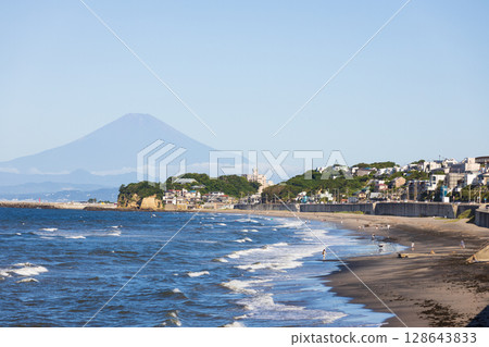 從湘南七里濱眺望的夏季富士山和大海 128643833