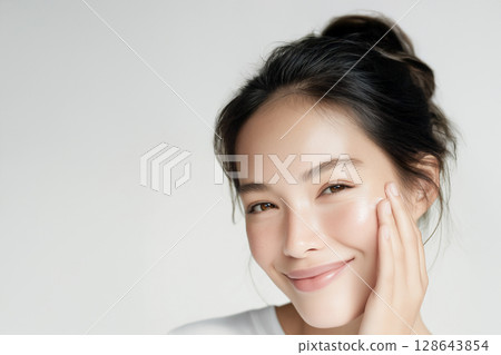 人工智慧生成的圖像：灰色背景下一位長髮微笑女性的肖像 128643854