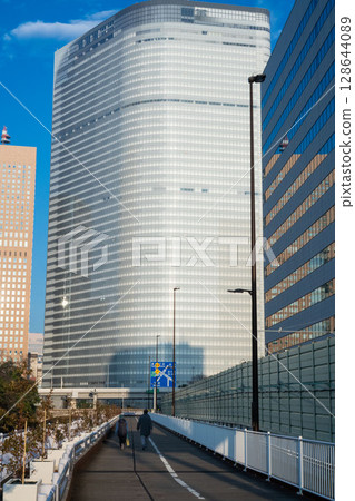 位於東京港區薰留的電通總部大樓 位於東京港區薰留的電通總部大樓 128644089