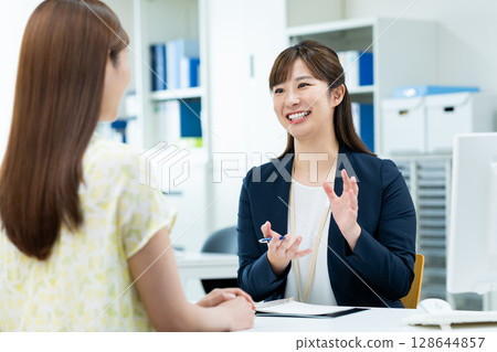 Businesswoman to hospitality 128644857