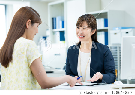 好客的女商人 128644859