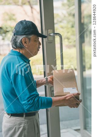 銀髮族 男人 男 128644920