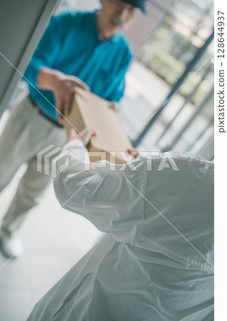 宅急送快運 老年人 男人 128644937