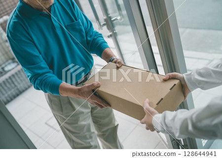 宅急送快運 銀髮族 配送 128644941