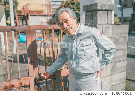 沒人住的房子 銀髮族 男人 128645001