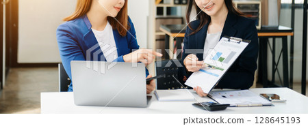 Team business meeting presentation. Hand businesswoman working project in modern office. 128645193