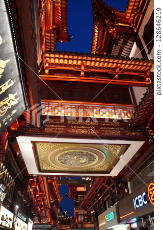 上海豫園老街的夜晚 128646219