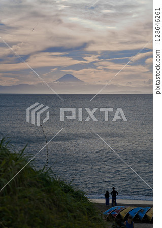 長者崎的夜景和富士山的輪廓 長者崎的夜景和富士山的輪廓 128646261