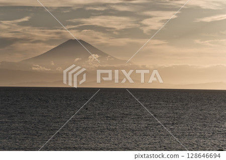 三浦半島長者崎的夜景和富士山的輪廓 三浦半島長者崎的夜景和富士山的輪廓 128646694