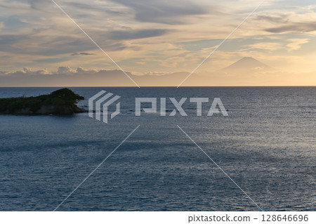 三浦半島長者崎的夜景和富士山的輪廓 三浦半島長者崎的夜景和富士山的輪廓 128646696