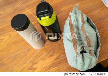 早上準備的水瓶和午餐盒 128646821