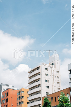 City street mansion building in Tokyo, Japan City street mansion building in Tokyo, Japan 128647363