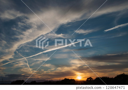 落日照亮的雲彩 128647471