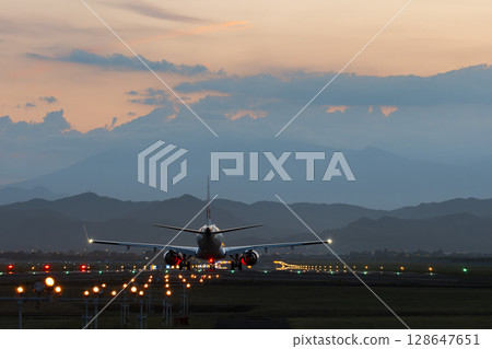 黃昏時分的仙台機場，飛機起飛，宮城縣名取市 128647651
