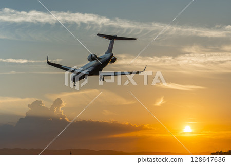 黃昏時分的仙台機場，飛機降落，宮城縣名取市 128647686