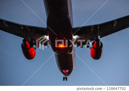 黃昏時分的仙台機場，飛機降落，宮城縣名取市 128647702
