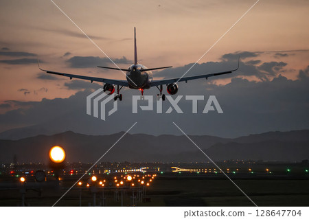 黃昏時分的仙台機場,飛機降落,宮城縣名取市 黃昏時分的仙台機場,飛機降落,宮城縣名取市 128647704