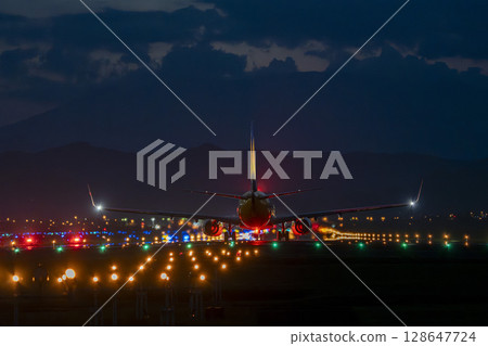 宮城縣名取市仙台機場夜間飛機起飛 128647724