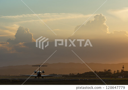 黃昏時分的仙台機場,飛機起飛,宮城縣名取市 黃昏時分的仙台機場,飛機起飛,宮城縣名取市 128647779