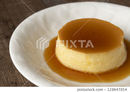 Nostalgic custard pudding steamed in a bamboo steamer 128647854