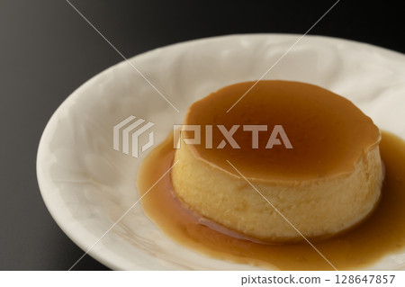 Nostalgic custard pudding steamed in a bamboo steamer 128647857