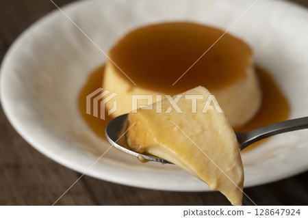 舀一匙用竹蒸籠蒸煮的老式蛋奶布丁 128647924