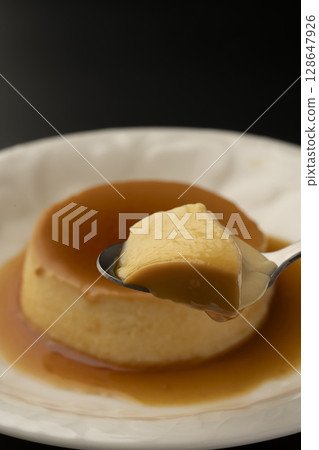 舀一匙用竹蒸籠蒸煮的老式蛋奶布丁 128647926