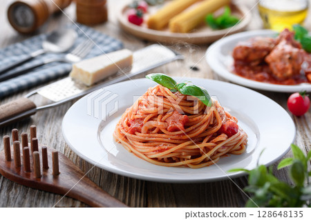 Easy remake using leftover chicken wings stewed in tomato sauce! Homemade pasta Easy remake using leftover chicken wings stewed in tomato sauce! Homemade pasta 128648135